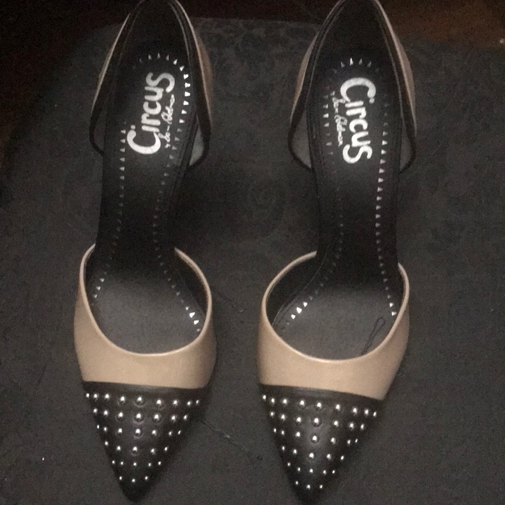 Pointed toe shoes